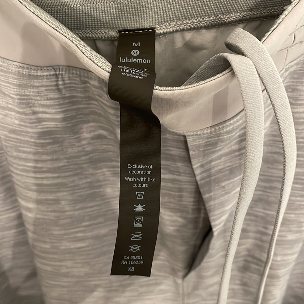 Lululemon T.H.E. Short *Linerless 11"
Heather Allover Sea Salt Light Cast - Picture 9 of 10